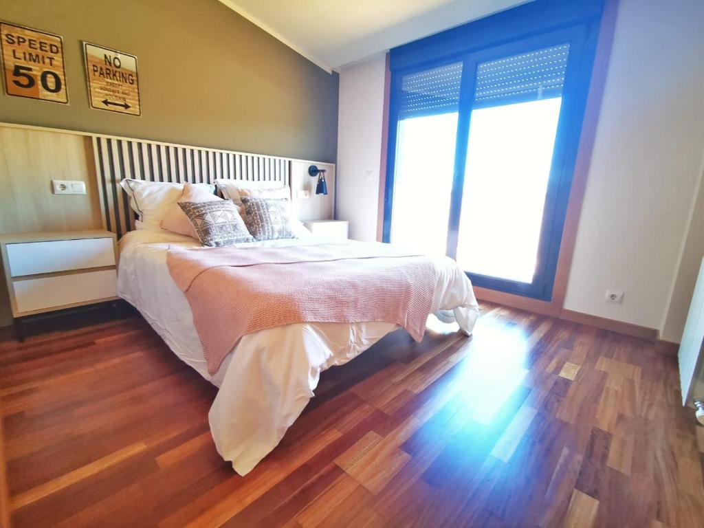 1 dormitorio con cama y ventana grande en Exclusivo atico en Salvaterra, en Salvatierra de Miño