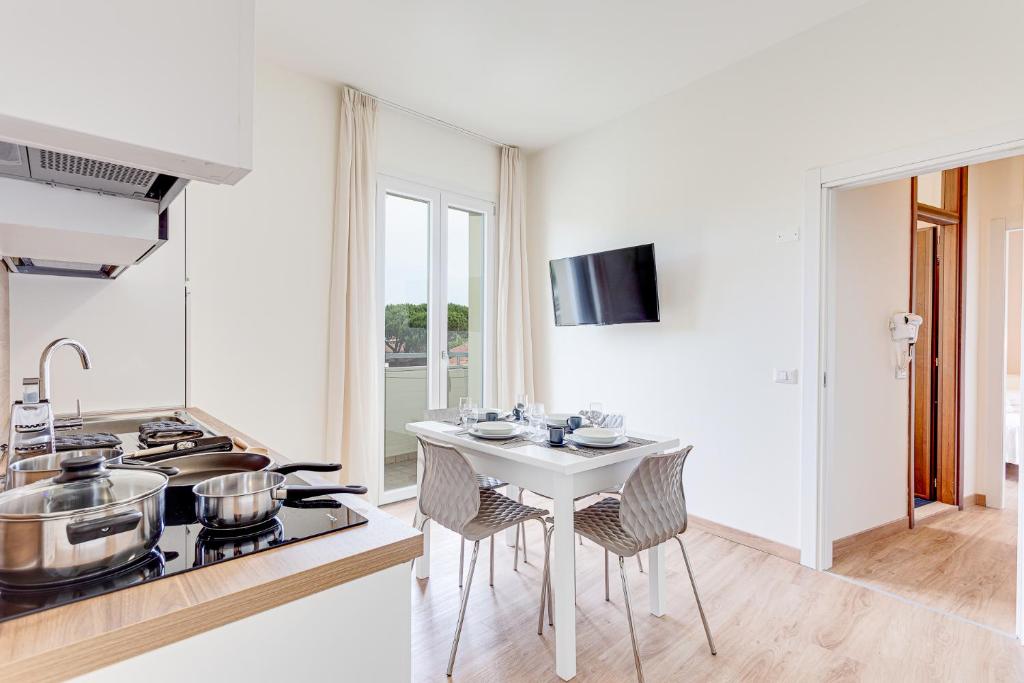 A kitchen or kitchenette at Hotel Schiller