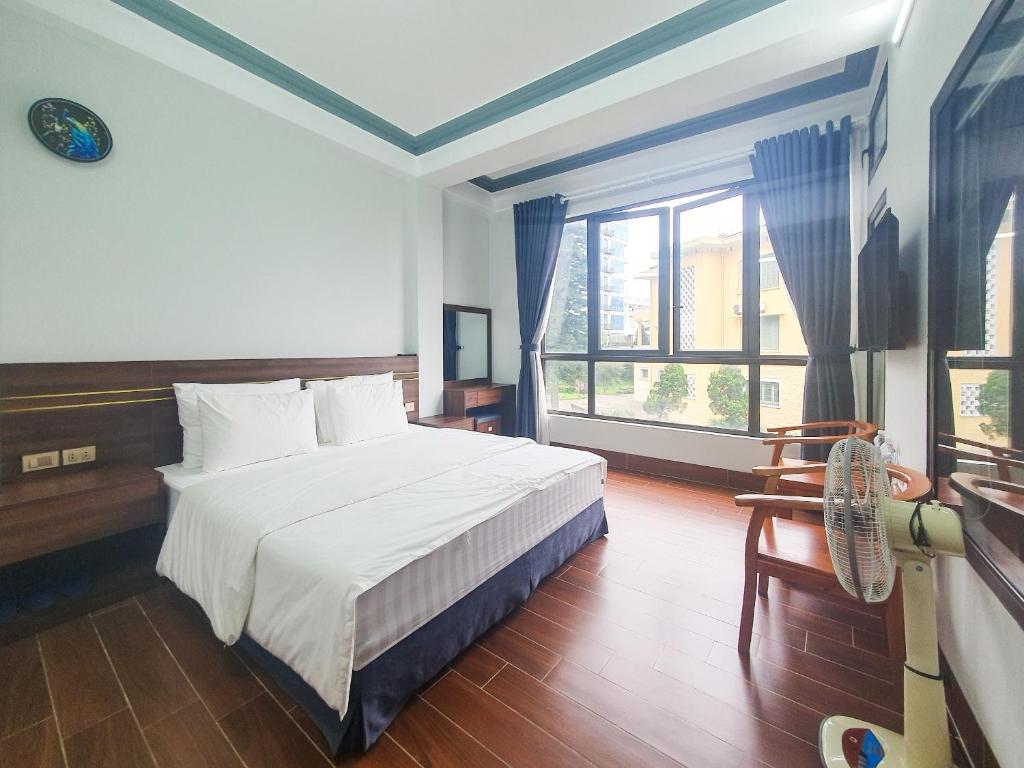 a bedroom with a bed and a large window at Hùng Trang Hotel Tam Đảo 1 in Tam Ðảo