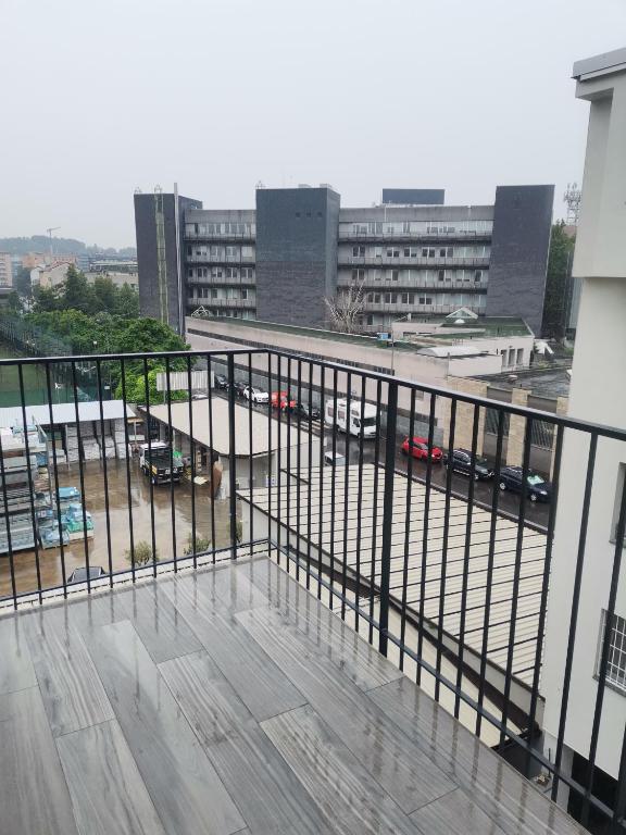 un balcón con vistas a un aparcamiento en B&B Portello Le Terrazze 1 en Milán