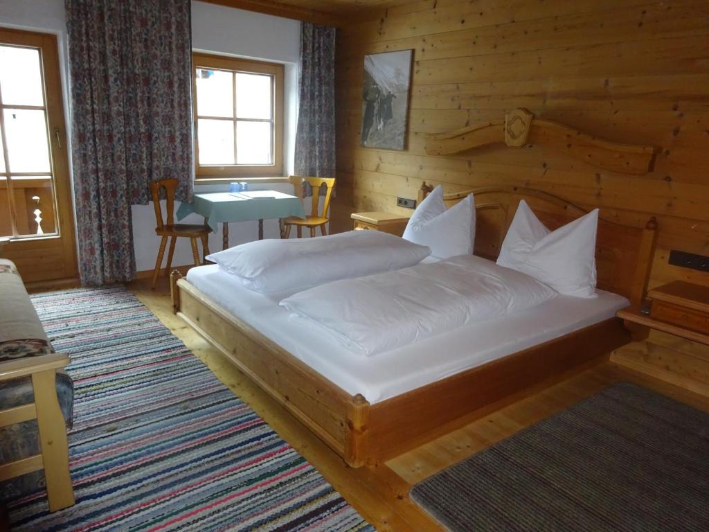 Postel nebo postele na pokoji v ubytování Landhaus Löberbauer