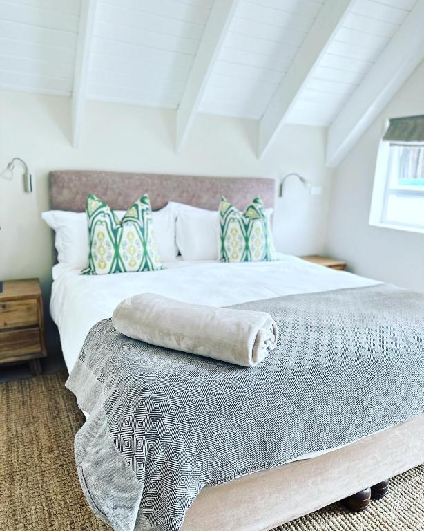 Postel nebo postele na pokoji v ubytování Adrift Guesthouse St Francis Bay