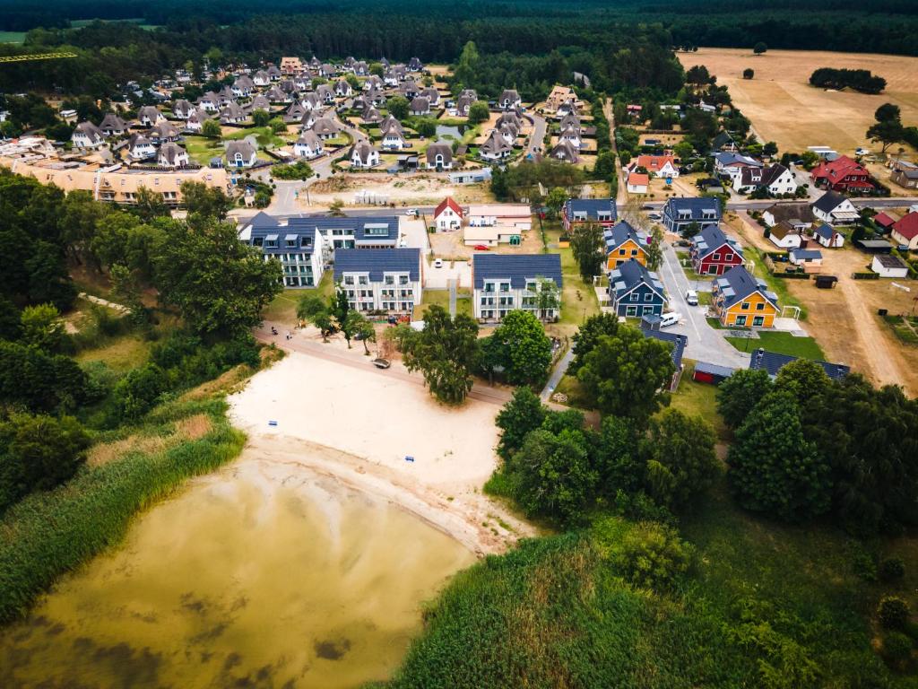 uma vista aérea de uma cidade junto a um rio em Baltic Lagoon Resort direkt am Meer em Fuhlendorf