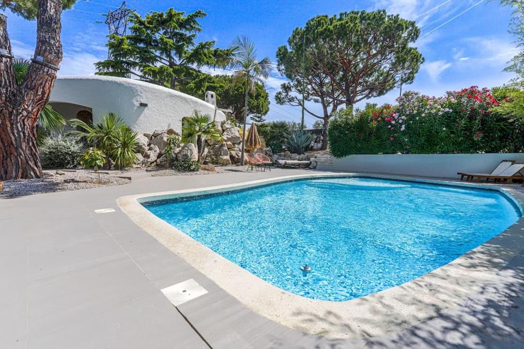 una piscina en el patio trasero de una casa en Villa Reve & Piscine & Jacuzzi & Clim & Salle de musique en Niza