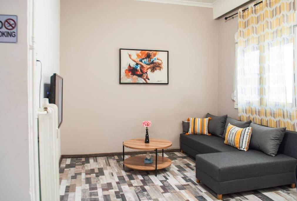 een woonkamer met een bank en een tafel bij Your Athens Getaway: Stylish Apt in Athens in Athene