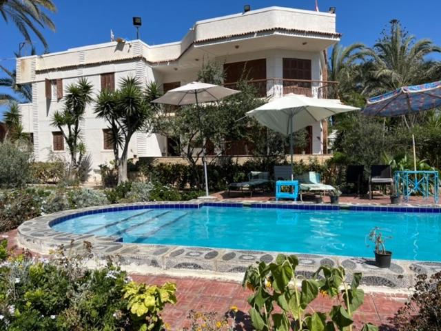 een huis met een zwembad voor een huis bij 5 bdr family villa with private pool and new AC, 5 min from beach in Alexandrië