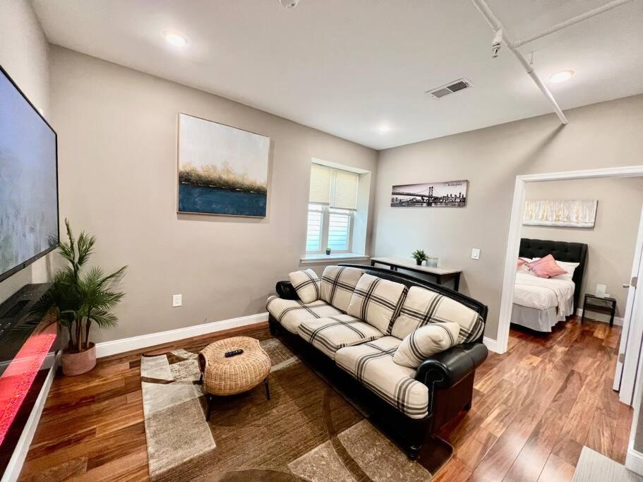 Μια τηλεόραση ή/και κέντρο ψυχαγωγίας στο 505 Relaxing 1BR apartment in center city of Philly