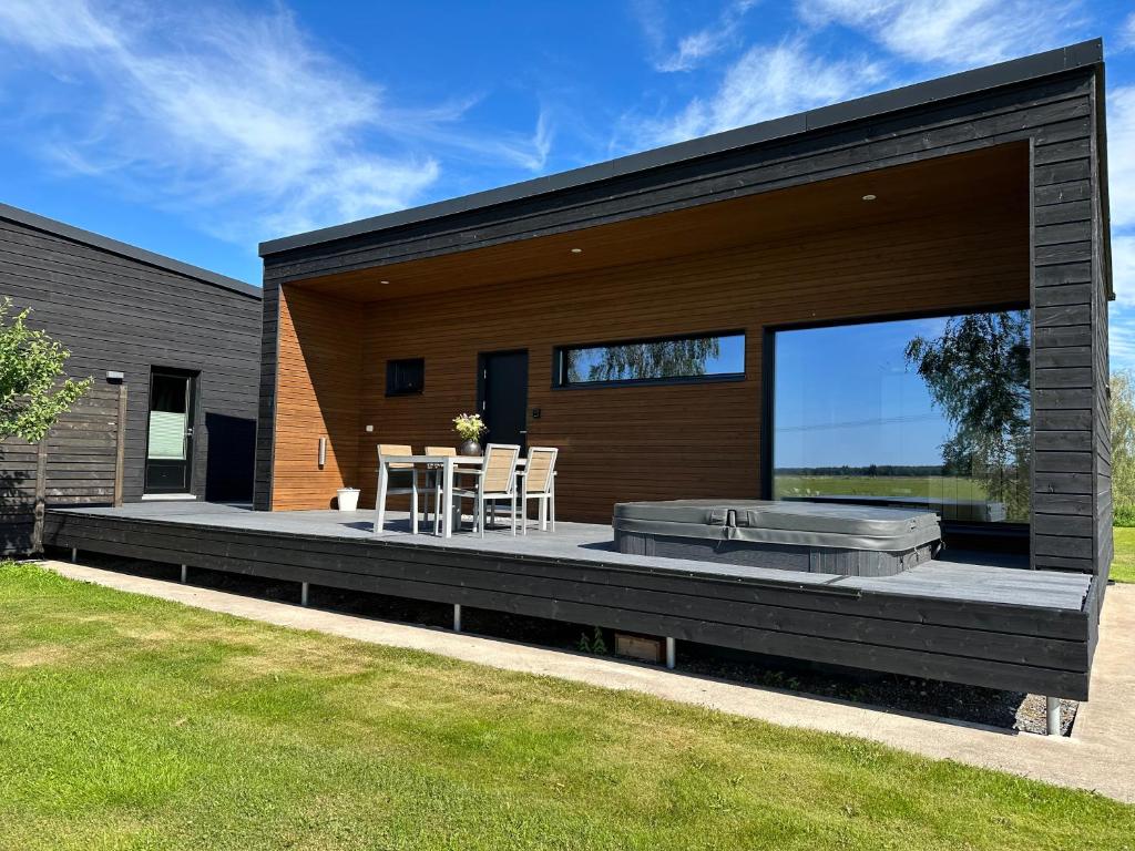 Casa con terraza y bañera de hidromasaje en PeltoVilla, en Tyrnävä