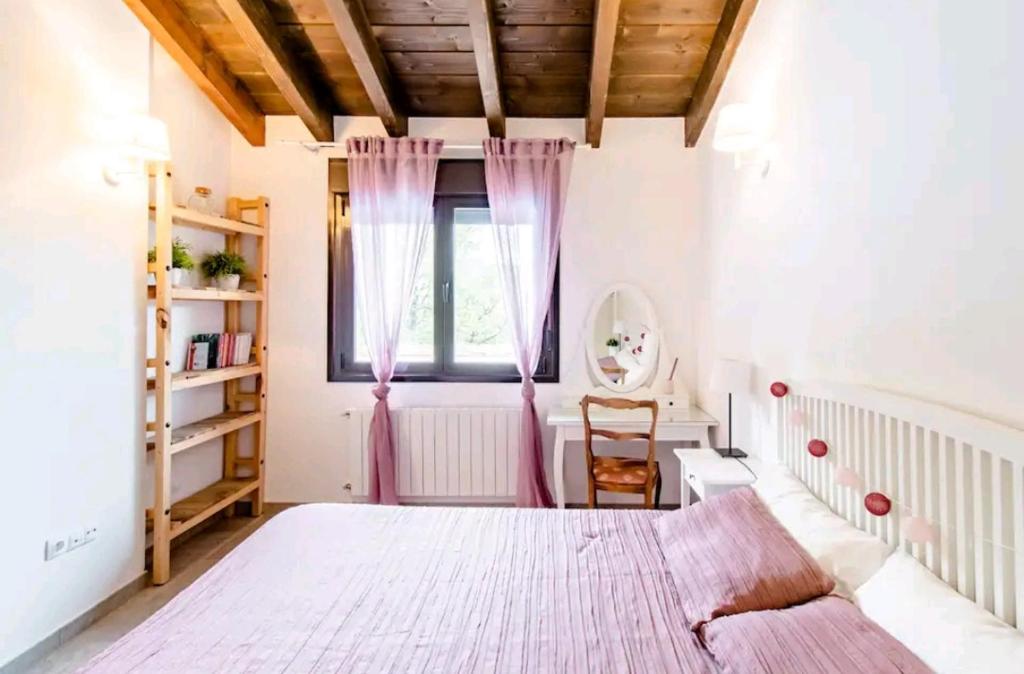 Postel nebo postele na pokoji v ubytování Chalet con piscina climatizada en la naturaleza