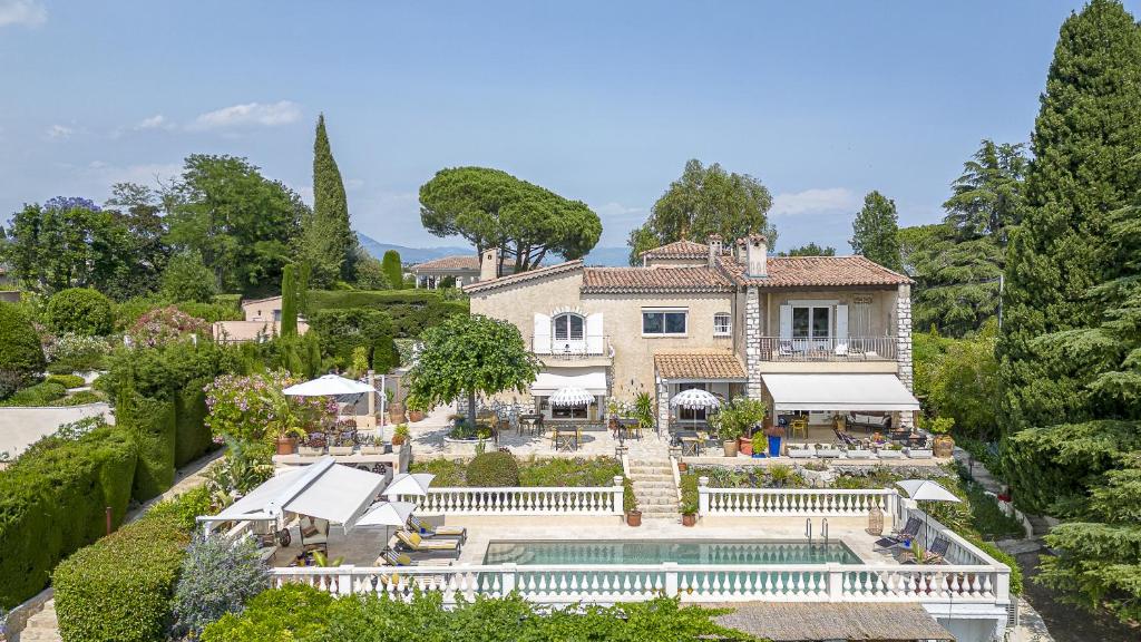 une vue aérienne d'une maison avec piscine dans l'établissement Bastide les 3 Portes, à Saint-Paul-de-Vence