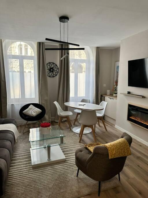 un salon avec un canapé et une table dans l'établissement Appartement cosy avec jardin proche de la gare, à Boulogne-sur-Mer