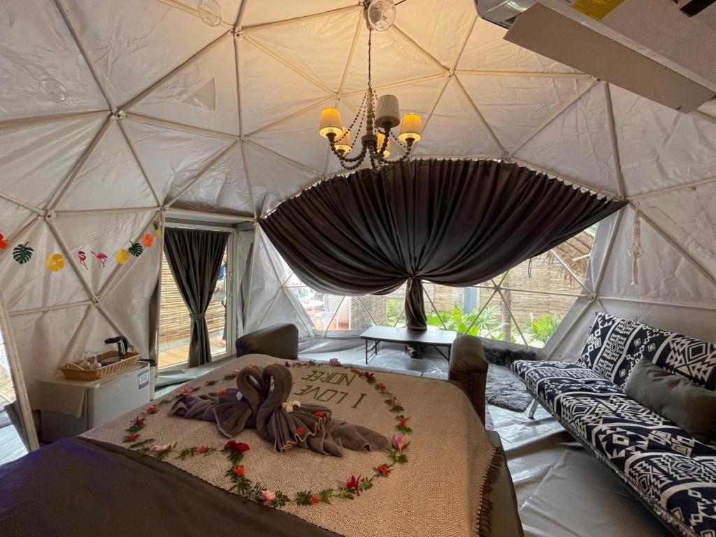 Postel nebo postele na pokoji v ubytování Phuket Signature Glamping