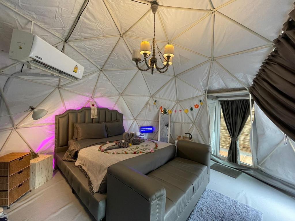 Postel nebo postele na pokoji v ubytování Phuket Signature Glamping