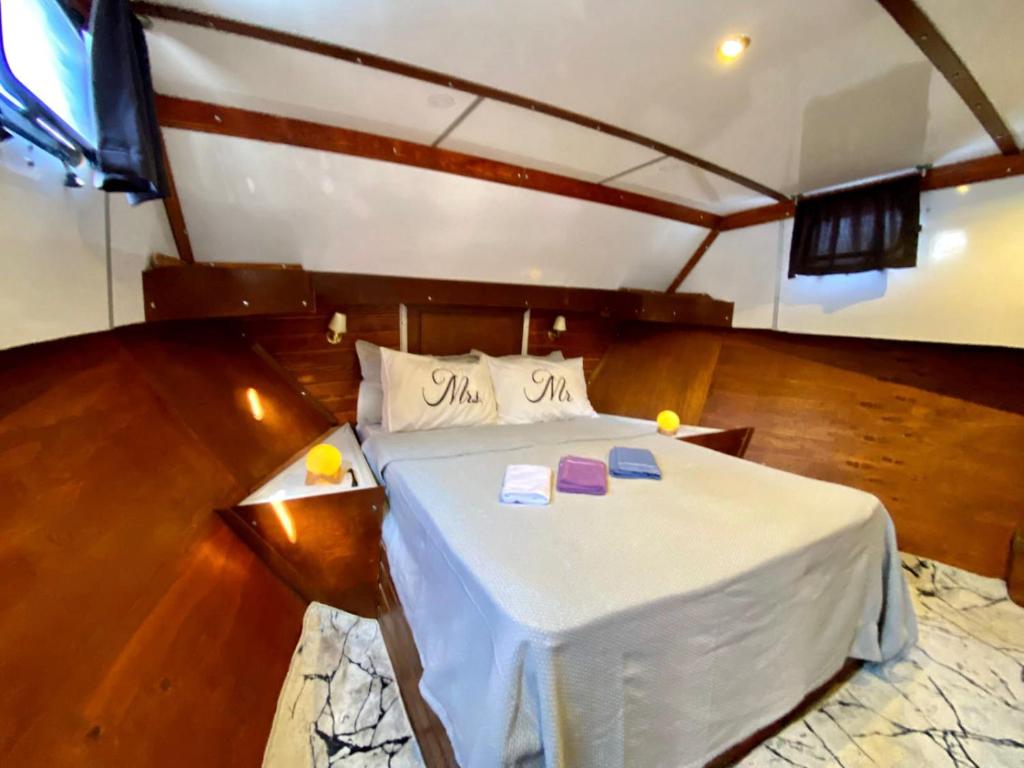 1 dormitorio con 1 cama blanca en una habitación en göcek yat, en Fethiye