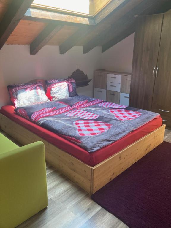Postel nebo postele na pokoji v ubytování Klewenalp Ausflugs-Ski-Pistenhotel Klewenstock