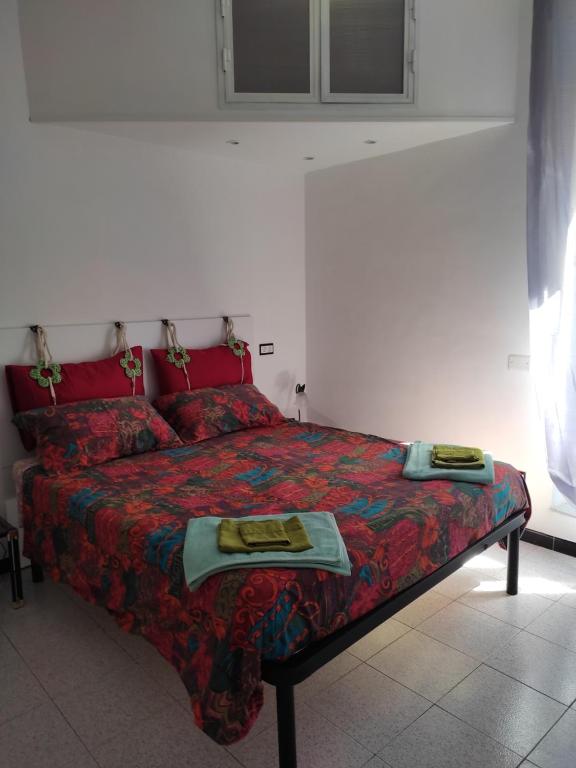 een slaapkamer met een bed met twee handdoeken erop bij CasaMicia in Gallese