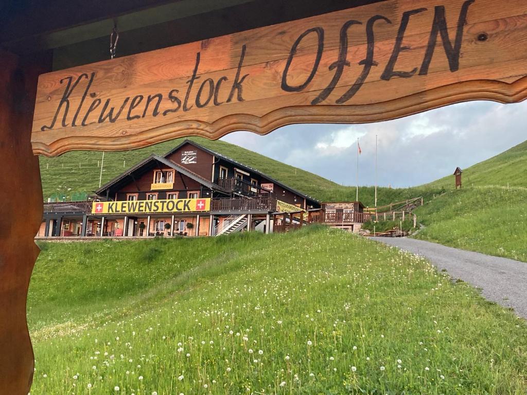 ベッケンリートにあるALP Klewenalp Ausflugs-Ski-Pistenhotel Klewenstockの建物前に開いた骨髄を読む看板