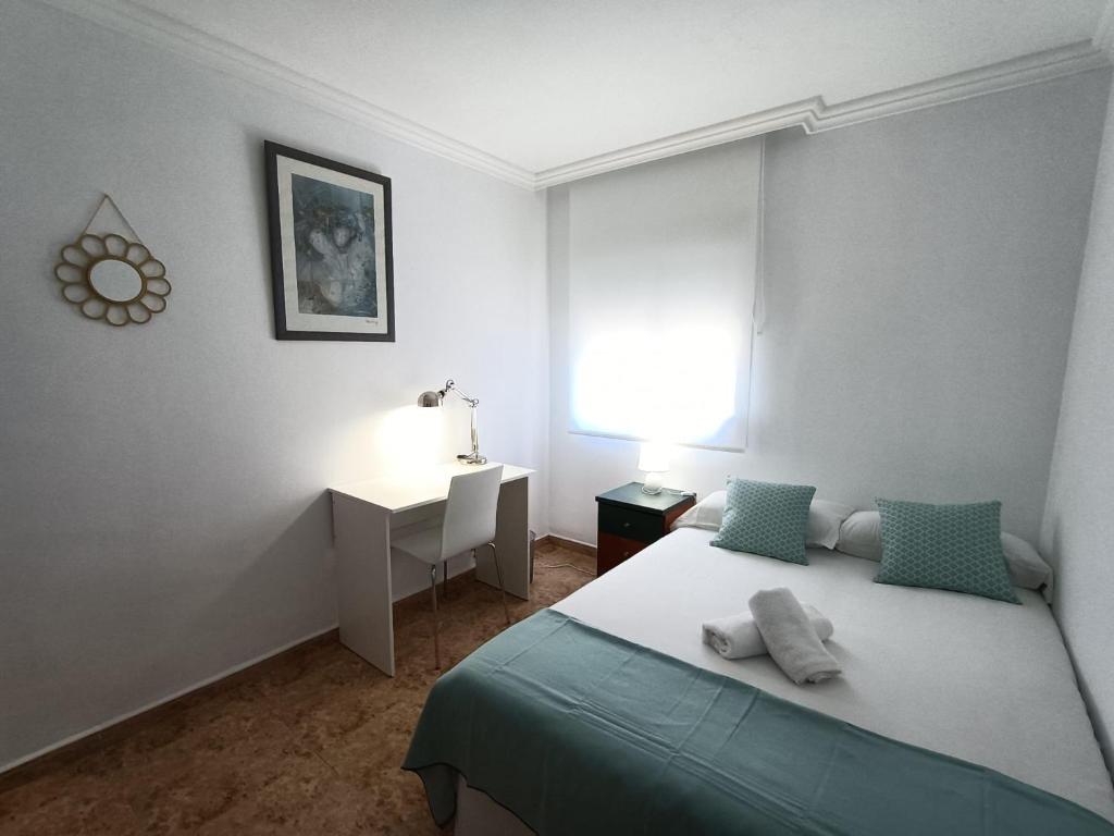 - une chambre avec un lit, un bureau et une fenêtre dans l'établissement 231Rooms&More, à Reus