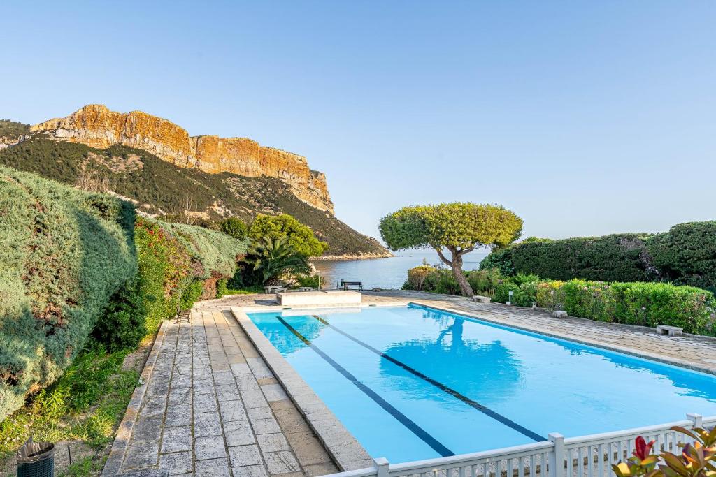 a swimming pool with a mountain in the background at Bèn-vengu par Dodo-à-Cassis in Cassis