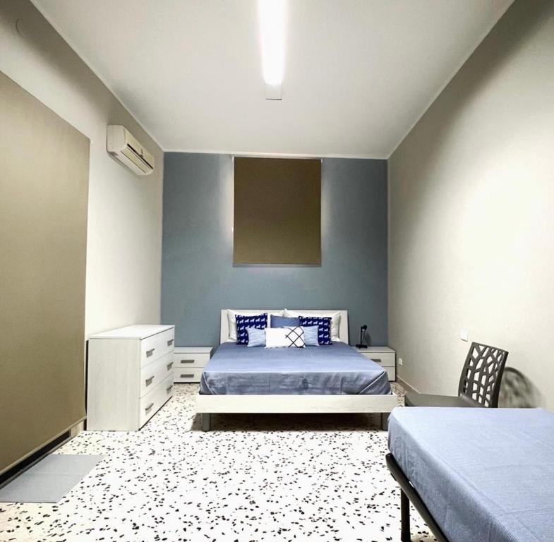 una camera con un letto e un comò di Sisters appartamenti a Castelvetrano Selinunte