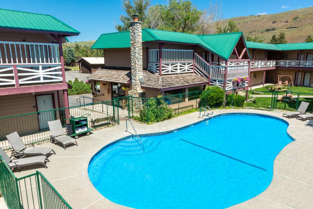 una imagen de una piscina frente a una casa en AbbyCreek Inn, en Winthrop