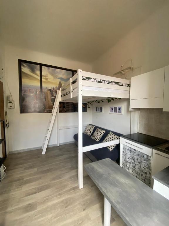 a room with a bunk bed in a kitchen at Domus Vacanza in Milan