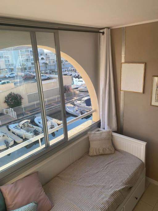 - une fenêtre avec un banc dans une chambre avec vue dans l'établissement Logement entier 6 pers à 500m de la plage, à Sète