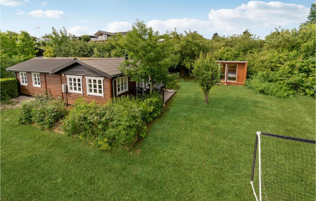 ホルベックにある2 Bedroom Amazing Home In Holbkの庭付きの家屋の空中風景