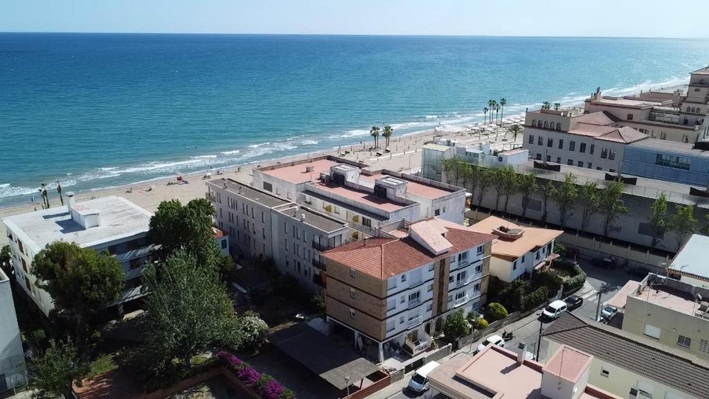 une vue aérienne d'une plage avec des bâtiments et l'océan dans l'établissement Apartamentos Ancora Romana, à Calafell