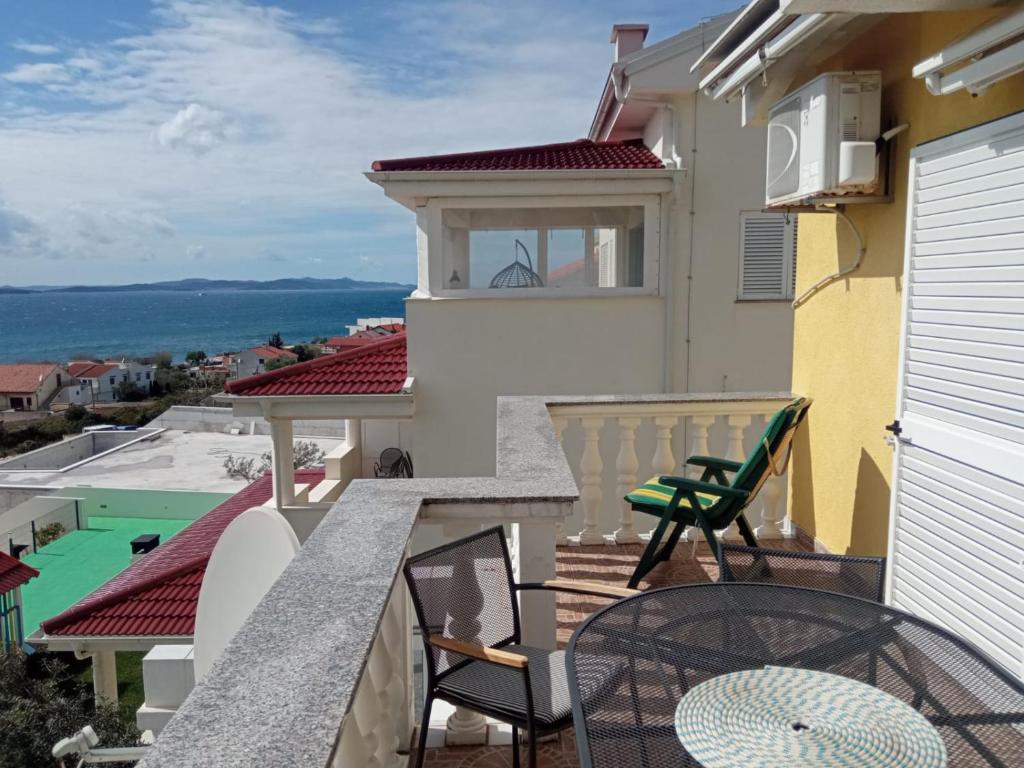 d'un balcon avec des chaises et une vue sur l'océan. dans l'établissement Jardas Sveti Petar Apartman, à Sveti Petar