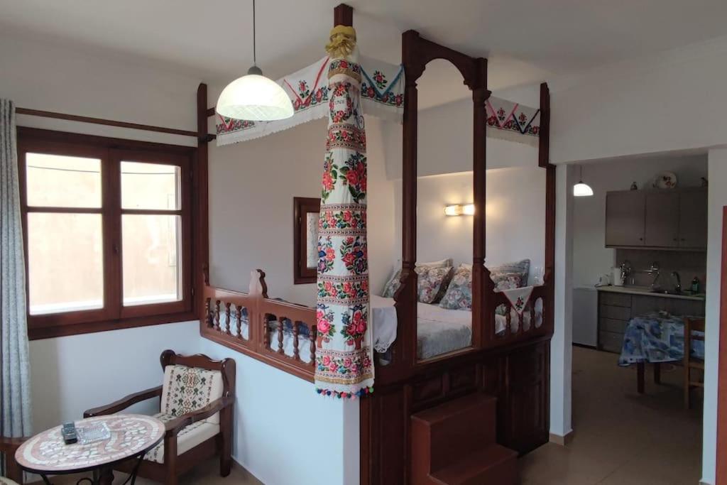 1 dormitorio con cama con dosel y mesa en una habitación en SofiaMikeHouse, en Olympos