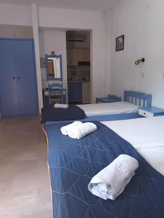 Postel nebo postele na pokoji v ubytování ΣΕΡΓΙΑΝΙ ΣΚΟΠΕΛΟΥ
