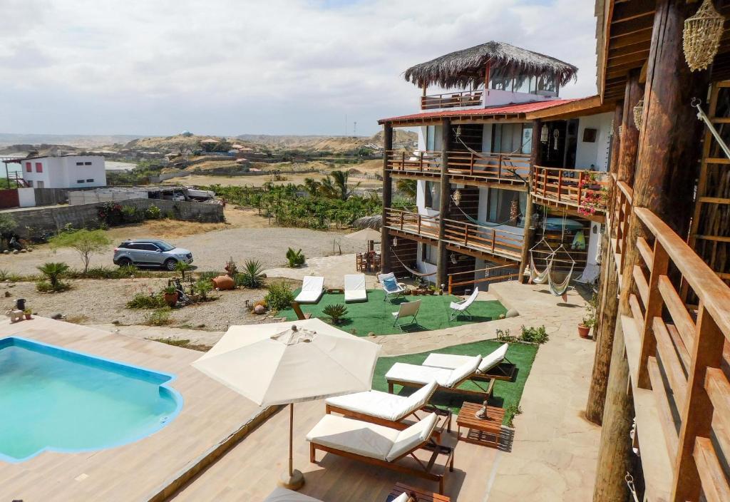 une villa avec une piscine et une maison dans l'établissement Buena Vista Lobitos, à Lobitos