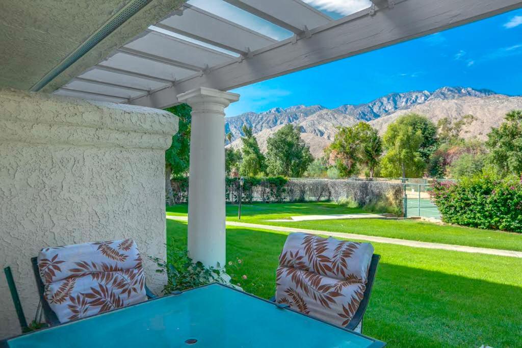un patio con una mesa azul y 2 sillas en Mesquite Chic Retreat Permit# 3160, en Palm Springs