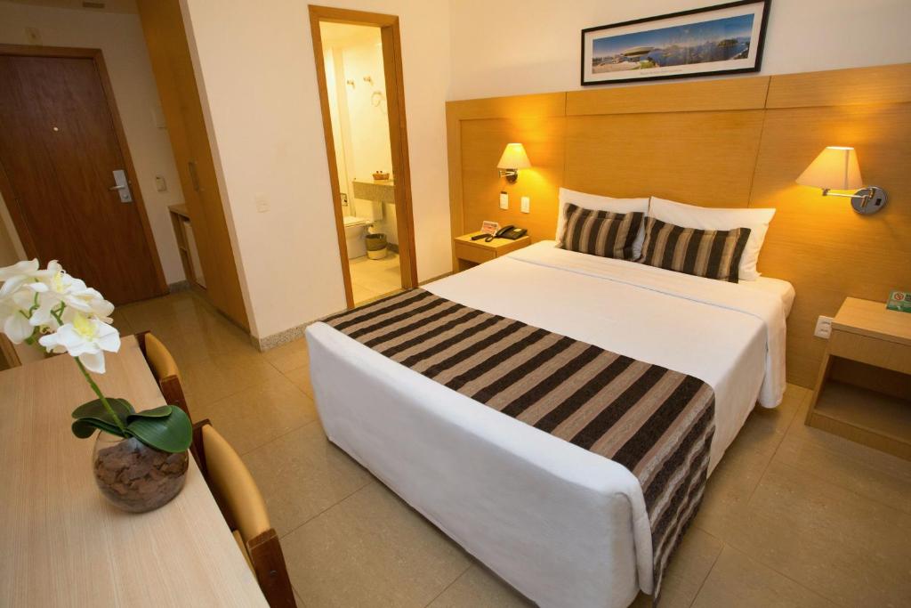 Una cama o camas en una habitación de Real Palace Hotel