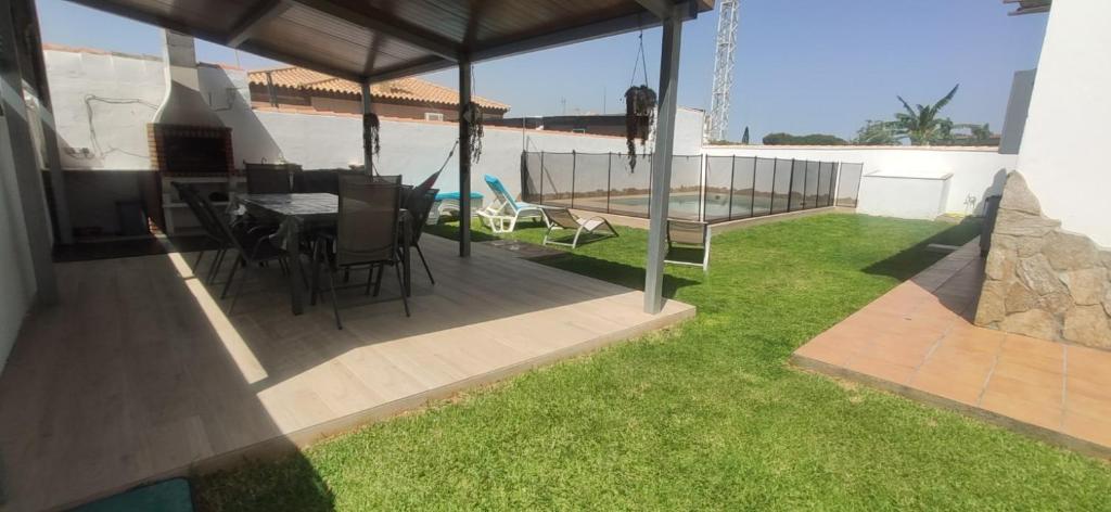 A garden outside Chalet Santi Playa de la Barrosa