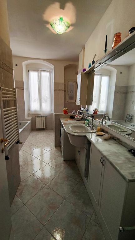 Kuchyň nebo kuchyňský kout v ubytování UN BALCONE IN PINETA