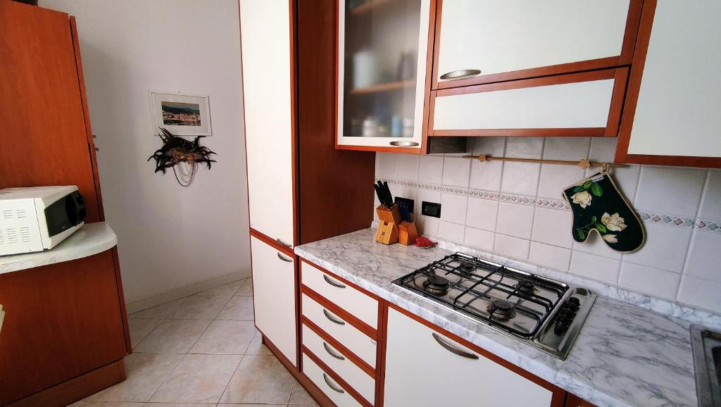 Kuchyň nebo kuchyňský kout v ubytování UN BALCONE IN PINETA