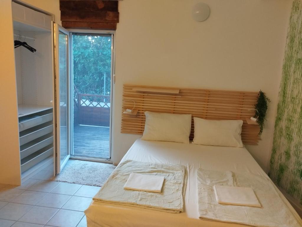 um quarto com uma cama e uma porta de vidro deslizante em Apartments Blanca em Vodice