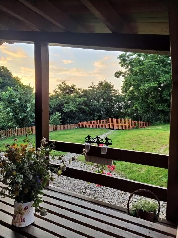 Blick auf einen Garten von einer Veranda mit Blumen in der Unterkunft Brvnare Duguljac Fruška Gora in Bukovac