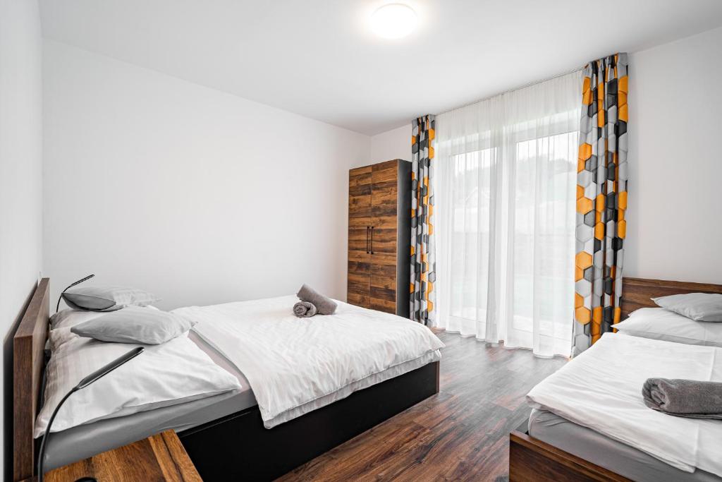 Postel nebo postele na pokoji v ubytování J-H APARTMÁNY HORSKÝ RESORT BUKOVÁ HORA - 100 m od LANOVKY