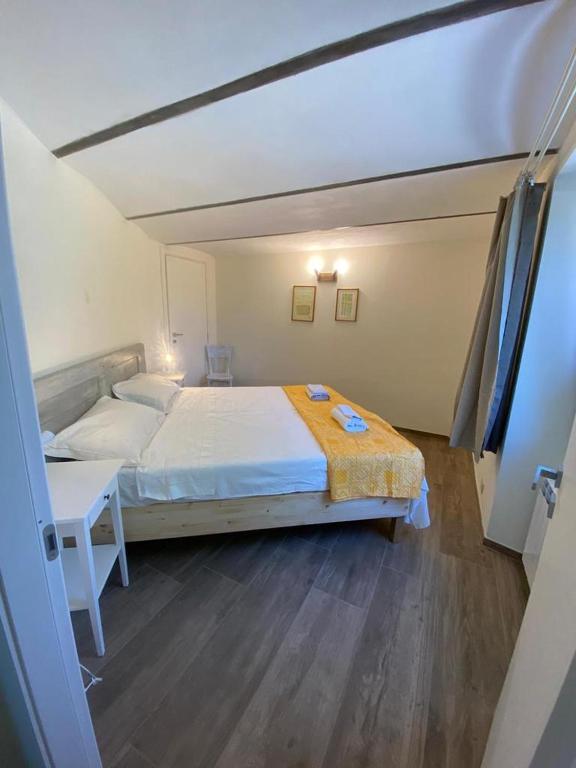 Postel nebo postele na pokoji v ubytování CASCINA BINELLO appartamento B