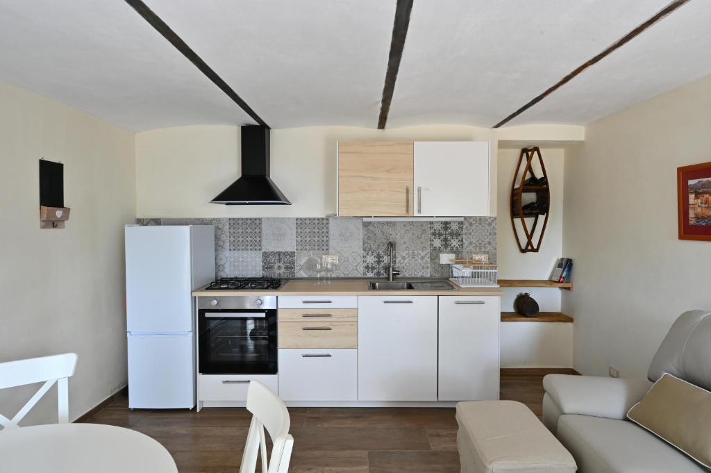 Kuchyň nebo kuchyňský kout v ubytování CASCINA BINELLO appartamento B