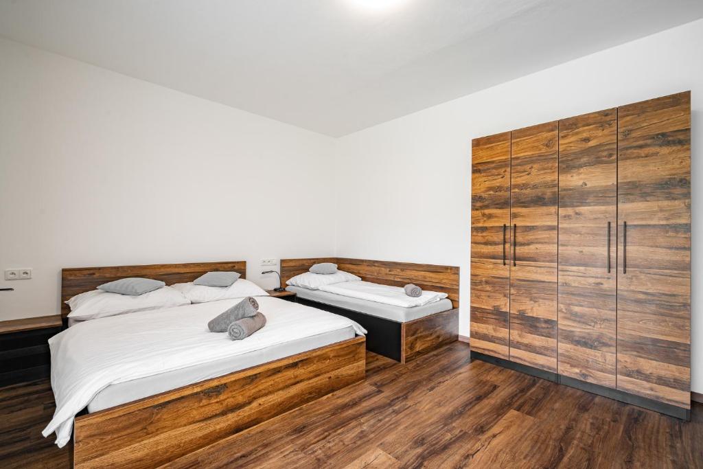 Postel nebo postele na pokoji v ubytování J-H APARTMÁNY HORSKÝ RESORT BUKOVÁ HORA - 100 m od LANOVKY