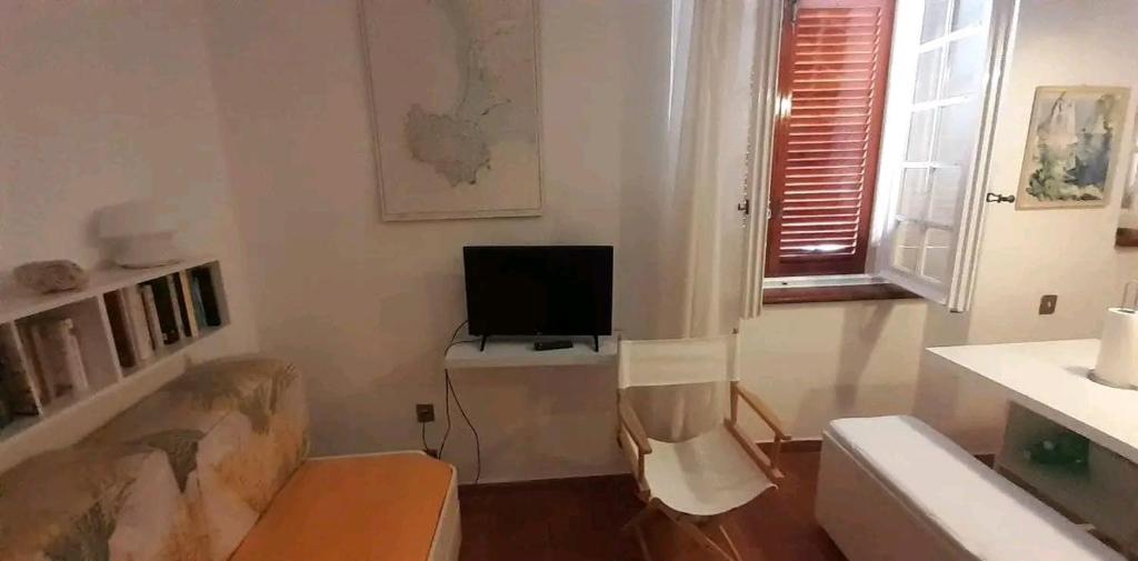 A television and/or entertainment centre at Appartamento località le Cannelle