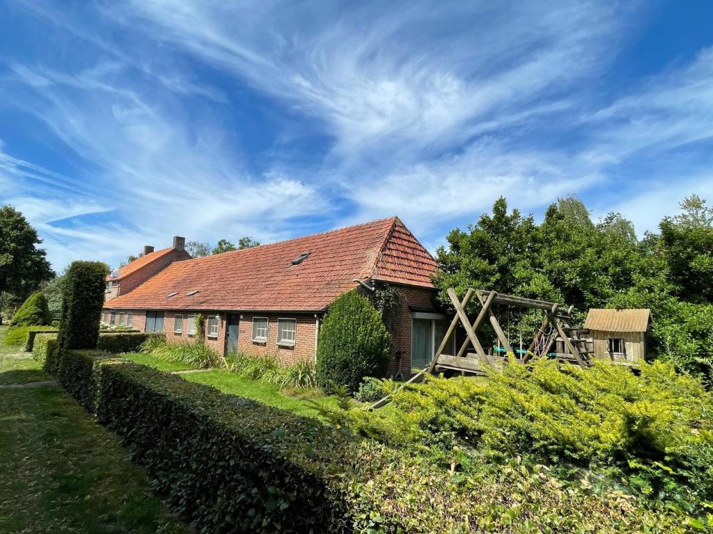 ウーデンにあるcompletely renovated back part of a farmの赤い屋根の古いレンガ造りの家