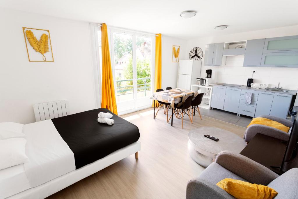 1 dormitorio con 1 cama, sala de estar y cocina en Suite 1 &2 Joubert de Lily, en Villiers-sur-Marne