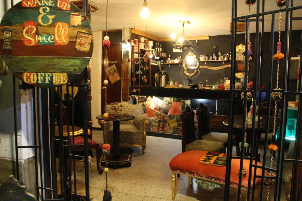 a room with a bar with chairs and a table at Il Riposo in Arequipa