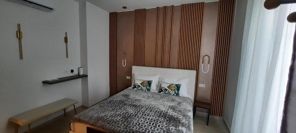 een slaapkamer met een bed met een houten hoofdeinde bij Suite House 5 Terre in La Spezia