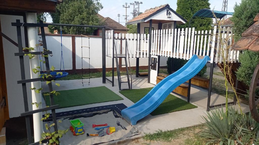 einen Spielplatz mit Rutsche im Hof in der Unterkunft Kuća za odmor Iva in Turija